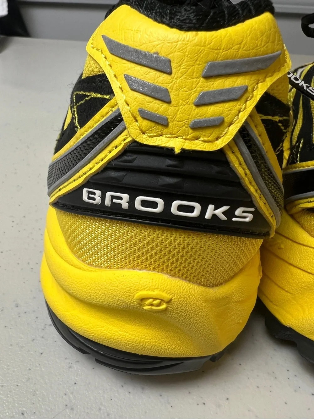 BROOKS CASCADIA YELLOW_BLACK_MOONBEAM